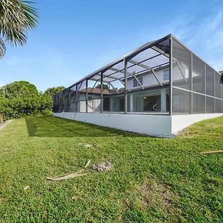New Bijou Waterway Getaway- 3Bed, Pool, Dock, Loft Villa